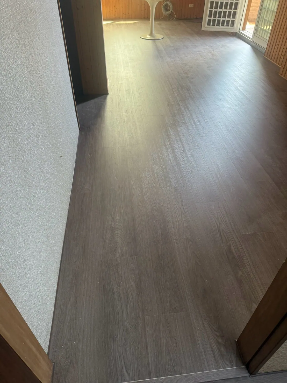 SPC 石塑地板 8mm 走道通往客廳